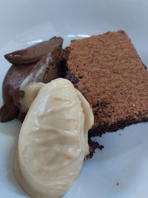 Chocolate Cake and Peanut Butter Ice cream. So yum!   #Veganuary at Pizza Papi in Tulum