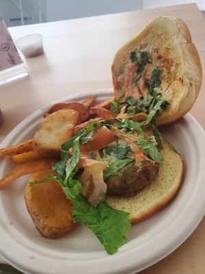 Falafel burger con vegan mayo-ketchup at Café MAM in Carolina