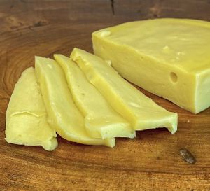 Queijo vegetal tipo prato  at Tizu in Curitiba