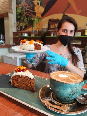 Tarta y café delicioso at Tierra Solidaria in Alicante