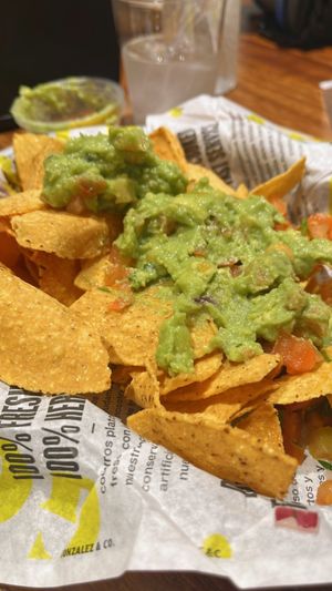 Nachos con pico de gallo y guacamole   at González & Co in Barcelona