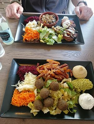 Assiette tournesol et assiette moyen orient at Le Tournesol Cuisine Vegetarienne in Albi