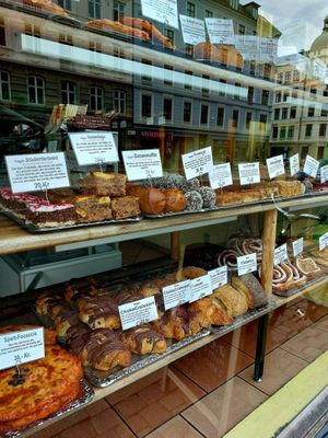 Many vegan choices at Landbageriet - Naturbageriet in Copenhagen