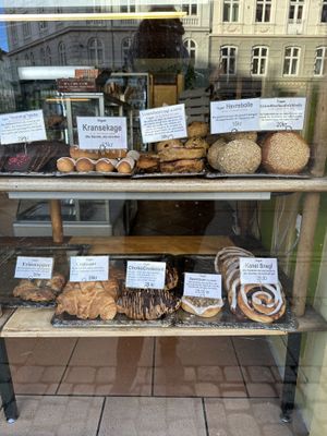 Lots og Vegan options for the cake lover or the sweet tooth #Veganuary at Landbageriet - Naturbageriet in Copenhagen