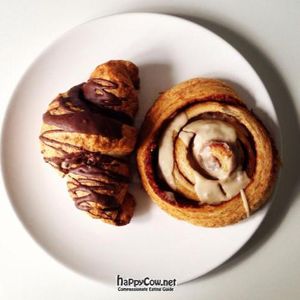 vegan croissant and vegan cinnamon bun at Landbageriet - Naturbageriet in Copenhagen