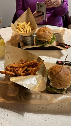 Zielony Burger und Pommes aus Süßkartoffeln  at SPOT in Szklarska Poreba