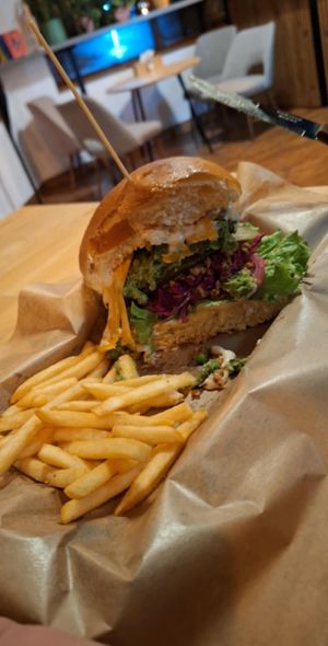 Polecam burgera Zielonego z przepysznym sosem karmelowo-cebulowym at SPOT in Szklarska Poreba