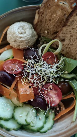 Salade adaptée pour la rendre vegane at Le Jardin du Marche in La Rochelle