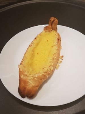 Peinirli with vegan cheese at Keenkies in Athens