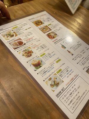 Cardápio e muitas pessoas trabalhando #Veganuary at Modernark in Kobe