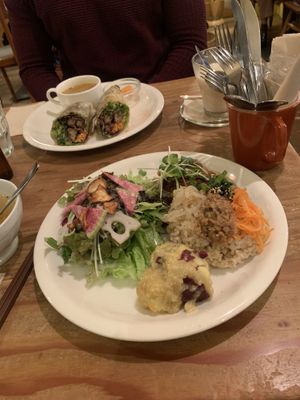 Vegan wrap lunch and vegan plate lunch set at Modernark in Kobe