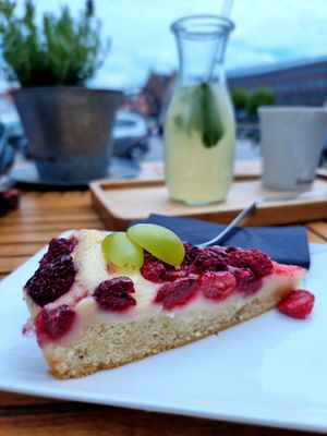 Vegan pie at Hafen Kaffee in Husum