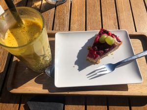 Goldene Hafermilch und Veganer Himbeer-Haselnuss Kuchen at Hafen Kaffee in Husum