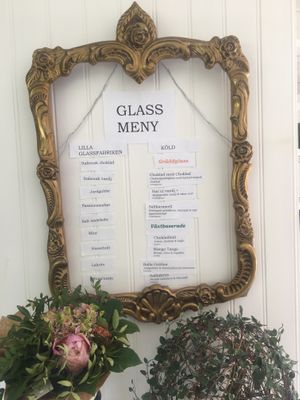 The Ice cream menu, shows four plant-based (växtbaserade)  in the lower right corner. at Vita Snäckan in Bastad