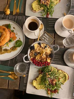 Lox bagel, avo brad, Banana bread bowl at Hildebrandt Café in Vienna