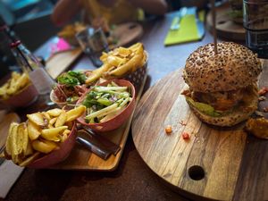 Lekkere burgers met verrassende slaatjes. at Sjefs in Nieuwpoort