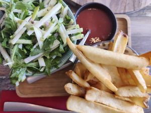 Frites maison, sauce barbecue et salade aux pommes at Sjefs in Nieuwpoort