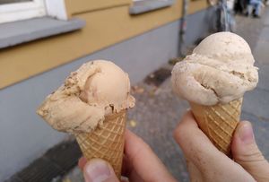 kaffee-eis und erdnuss-eis at Caramello Eisdiele in Berlin