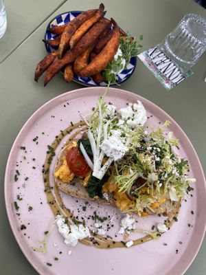 Non-vegan scrambled eggs on toast at Linnaean in South West London