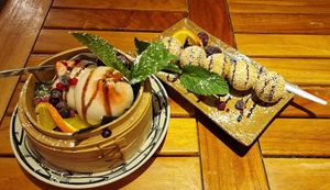 NA1: Sesambällchen und NA3: Steamed Sweet Peach at Pho 45 in Erfurt