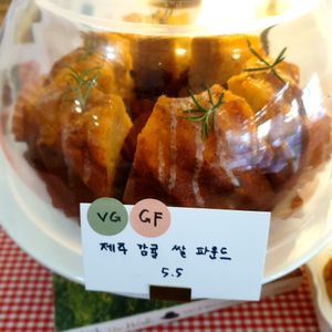 bundt cake at Pan Galleria - 빵갤러리아 in Gyeonggi-do