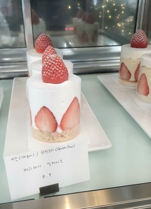 vegan berry rice cake #Veganuary at Pan Galleria - 빵갤러리아 in Gyeonggi-do