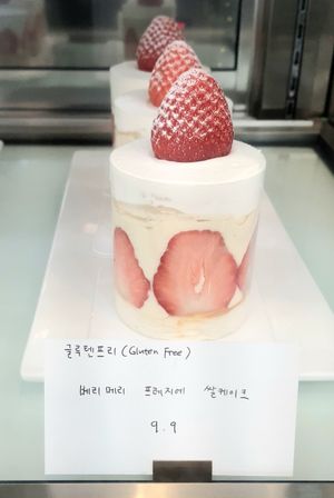 non-vegan strawberry rice cake ⚠️ #Veganuary at Pan Galleria - 빵갤러리아 in Gyeonggi-do