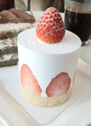 vegan strawberry rice cake - close-up #Veganuary at Pan Galleria - 빵갤러리아 in Gyeonggi-do