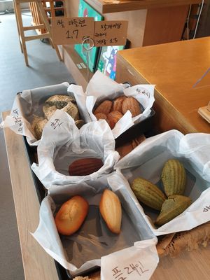 madeleines of the day at Ganve Ganve - 건비건비 in Gyeonggi-do