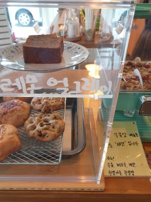 cookie and pound cake at Ganve Ganve - 건비건비 in Gyeonggi-do