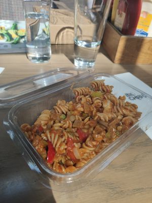 Tupper improvisado de pasta con verduras y lentejas rojas at Big Chefs in Istanbul