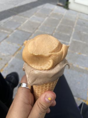This is a split portion. You Pay 50ct more and get two flavors. Pumpkin spice on the top and Hazelnut below   at Veganista Ice Cream X in Vienna