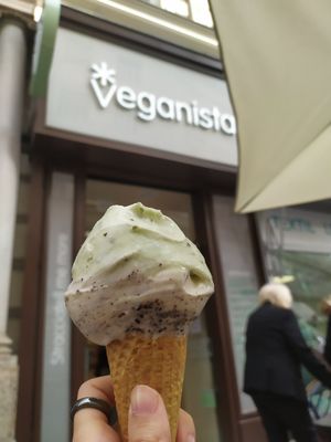 Basilikum und Cookies at Veganista Ice Cream XII in Vienna