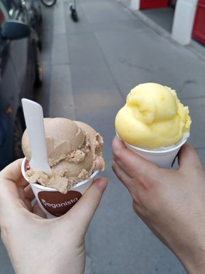 Hazelnut (left) and mango (right) at Veganista Ice Cream XII in Vienna