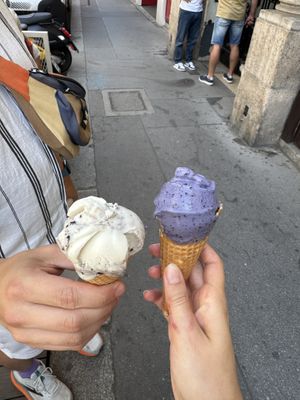 Links Cookie-Eis (vegan) und Lavendeleis (vegan)  at Veganista Ice Cream XII in Vienna