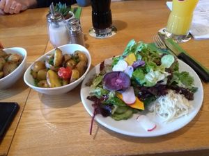 Salat mit Ofenkartoffeln at Marktscheune in Berghaupten