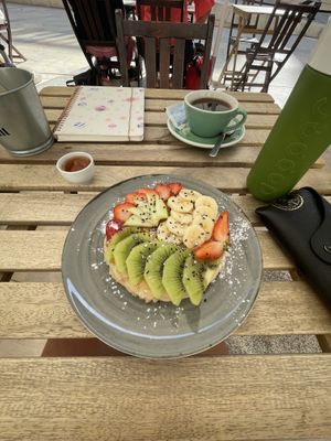 Vegan pancakes with maple syrup and americano ☕️   at O Croisant in Coimbra
