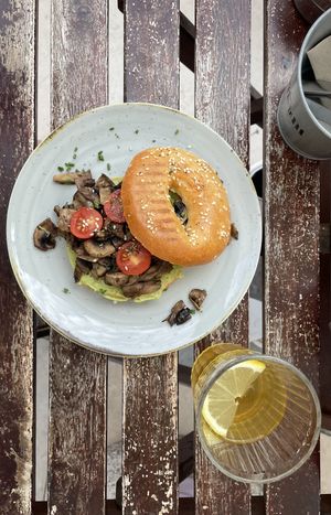 Bagel Veganis com chá frio d’o croissant   at O Croisant in Coimbra