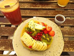 Panquecas veganas y zumo de naranja y remolacha y jengibre at O Croisant in Coimbra