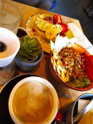 Café con bebida vegetal, bowl de acaí con fruta de temporada y granola casera y panquecas veganas at O Croisant in Coimbra