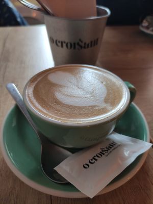 Capuccino com leite de amêndoa at O Croisant in Coimbra
