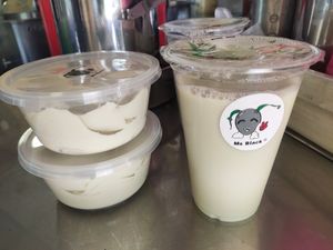 Black soya bean milk and bean curd at Ms Black Bean 黑豆浆小姐 in Central Singapore