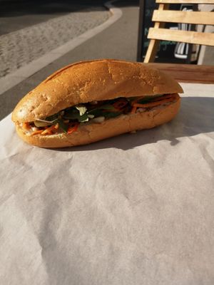 16. Saté kylling-banh mi (Hvete, soya, peanøtter) at EatHappy Vegan in Oslo