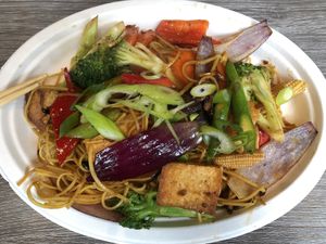 Fried noodles with vegetables: wheat, soy, sesame  at EatHappy Vegan in Oslo