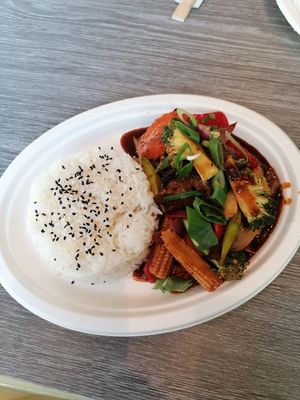 Vegansk "biff" wok at EatHappy Vegan in Oslo