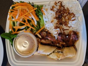 Bun Bì Cha Gio

Risnudler vårruller soya steak, grønnsaker m / chili limesaus & peanøtter og sprøstekt løk. at EatHappy Vegan in Oslo