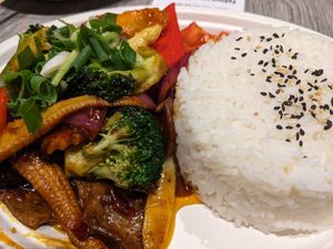 Vegan "beef" wok at EatHappy Vegan in Oslo