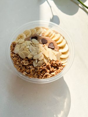 NUTTY CARAMEL SMOOTHIE BOWL
banana, housemade almond butter, dates, tropeaka salted caramel protein
powder, soy mylk at Plant Lyfe in Toronto