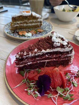 Parte del brunch 3, red velvet y carrot cake vaganas  at Bissap in Bilbao