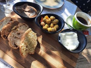Brood met vegan dip at BaoBaB Beach House in Algarrobo